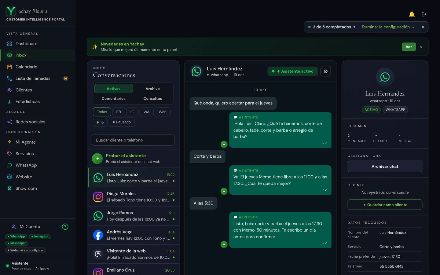 Bandeja de entrada en Rikuna: filtros por WhatsApp, Instagram, Messenger y chat web, a la izquierda las conversaciones con su hora, a la derecha una conversación en la que el asistente pregunta por el servicio y propone un horario.