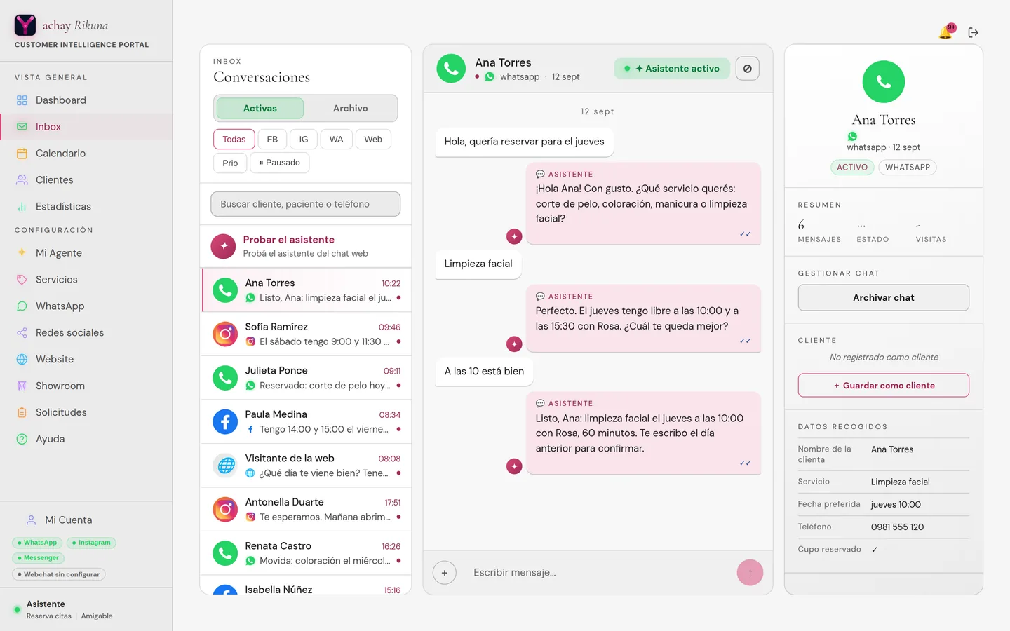 Bandeja de entrada en Rikuna: filtros por WhatsApp, Instagram, Messenger y chat web, a la izquierda las conversaciones con su hora, a la derecha una conversación en la que el asistente pregunta por el servicio y propone un horario.
